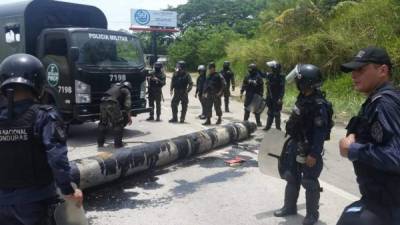 Los policías antimotines despejaron la vía en Puerto Cortés.