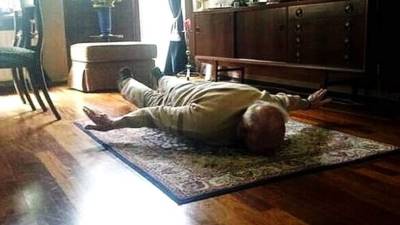 El abuelo de Van Persie a sus 93 años no duda en repetir la forma en que su nieto anotó el gol a España en el Mundial.