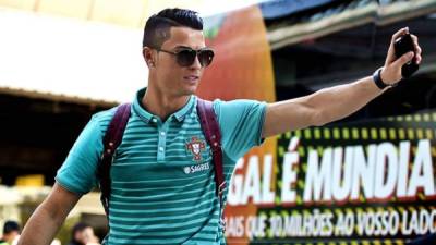 Cristiano Ronaldo tiene un contrato con la marca Nike y recibe aproximadamente 9.5 millones de dólares anuales.