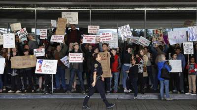 Cientos de ciudadanos protestaron en el aeropuerto de San Francisco a favor de los refugiados y ciudadanos árabes.