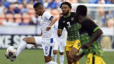 El salvadoreño Nelson Bonilla es marcado por el jamaicano Michael Hector. Foto AFP