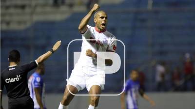 Eddie Hernández vivió una gran noche, marcando tres goles para el triunfo del Olimpia ante el Victoria.