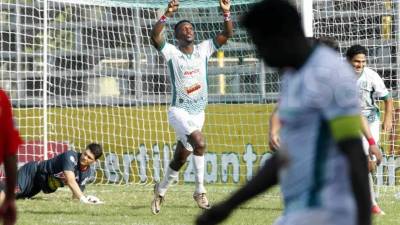 El delantero panameño Brunet Hay Pinto celebrando su gol contra el Vida. Foto Neptalí Romero