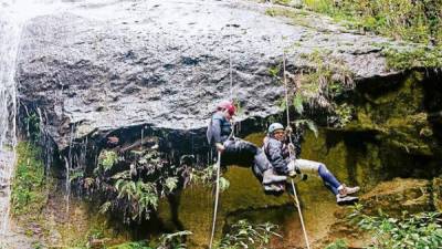 El descenso entre enormes rocas de las comunidades de San Juanillo y Potrerillos es parte del tour que ofrecen los miembros de la compañía Ascenso, en Siguatepeque.