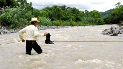 El huracán Rosa, que en las últimas horas se debilitó a categoría 1 en la escala Saffir-Simpson, se acerca a la Península de Baja California de México y genera lluvias en el noroeste del país, informó hoy el Servicio Meteorológico Nacional. EFE/ARCHIVO