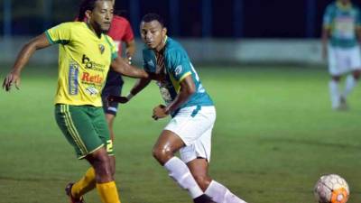 Efrain Lopez, del Social Sol, disputa el balón con Carlos Ovidio Lanza, del Juticalpa FC. Foto Javier Rosales
