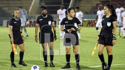 Melissa Pastrana, Shirley Perelló, Lourdes Noriega y Yissel Guerra las árbitras del partido Victoria-Olimpia. Foto Edgar Witty