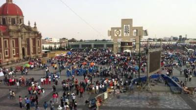 Peregrinos llegan al santuario de la Virgen de Guadalupe para festejarla.