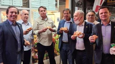 Bolsonaro y sus ministros comieron pizza en una acera de Nueva York tras no poder ingresar a un restaurante por no contar con su pasaporte sanitario.