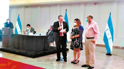 <b><span class=mln_uppercase_mln>Asamblea.</span></b> El ministro para la Transparencia, Edmundo Orellana, oficializó la nominación de Martha Dubón y Tomás Andino.