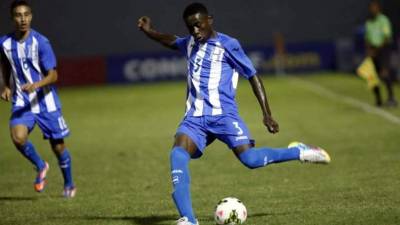 Decas se ha desempeñado como lateral por la banda izquierda.