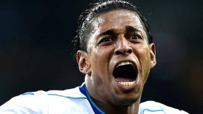 El delantero de la SelecciÃ³n de Honduras, Carlo Costly, inicio los trabajos de este martes en Comayagua con terapia del quinesiÃ³logo Gerardo MejÃ­a para despuÃ©s trotar. Carlo Costly microciclo SelecciÃ³n de Honduras jornada eliminatoria ante El Salvador- Jorge Luis Pinto, entrenador de la SelecciÃ³n Nacional de Honduras- Roy Posas preparador de porteros de la Bicolor,