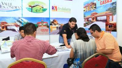 Personal de una inmobiliaria expone a los interesados sus planes para obtener vivienda en la feria. Foto: Jordan Perdomo