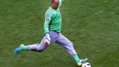 Gábor Király despejando un balón durante el debut de Hungría en la Eurocopa 2016. Foto EFE