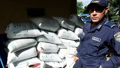 Los agentes policiales informaron que investigarán la procedencia de los quintales encontrados en la salida hacia Olancho.