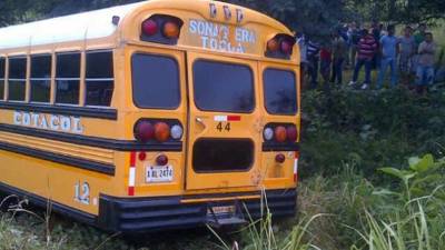 Al ser herido de bala, el conductor perdió el control de la unidad de transporte, quedando en una zacatera en la orilla de la carretera. El motorista murió un instante después.