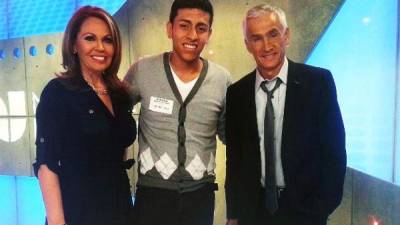 Turcios aparece con Jorge Ramos y María Elena Salinas en una fotografía del recuerdo.