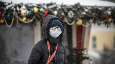 Un turista con una máscara médica camina por una calle en Moscú el 29 de enero de 2020. La Urales Airlines de Rusia suspendió algunos servicios a Europa, incluidos París y Roma, debido al brote del mortal coronavirus. / AFP / Alexander NEMENOV
