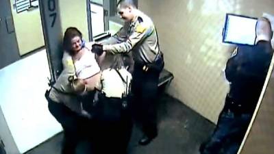 La apoderada legal de Gentry logró conseguir los videos de las cámaras de la prisión donde dejan en evidencia el maltrato y abuso de autoridad los agentes policiales.