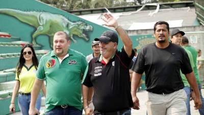 La parte dirigencial del Marathón mientras saludaban a sus fieles aficionados.