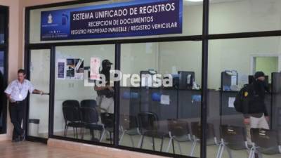 Agentes de la Atic gustodian las oficinas del IP en San Pedro Sula.