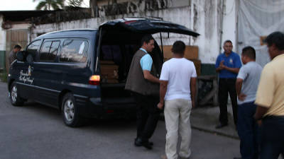 El cuerpo del agente fue reclamado por sus parientes en la morgue de La Ceiba.