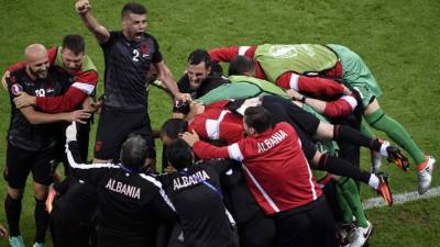 Los futbolistas de Albania celebrando el gol de la victoria sobre Rumania. Foto AFP