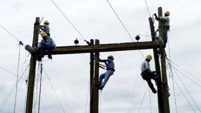 Seis horas tardaron los empleados de mantenimiento de la Enee para reparar los postes y crucetas dañadas durante la noche del lunes en Santa Bárbara.