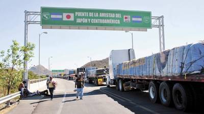 Puente 'La Amistad' en la frontera de El Amatillo entre Honduras y El Salvador.