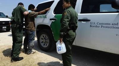 Michael Fisher, director de la entidad, anunció que la nueva orden a los agentes es que, caso se enfrenten a inmigrantes que arrojan piedras, opten por buscar refugio, en vez de realizar disparos con armas de fuego. Foto tomada de sandiegored.com