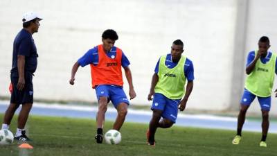 Jhow Benavídez y Óscar Salas en el entrenamiento de este domingo en Río de Janeiro, ante la mirada de Jorge Luis Pinto. Foto Juan Salgado/Enviado Especial