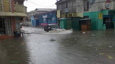 Las calles y avenidas de La Ceiba han sido inundadas debido a las fuertes lluvias en la ciudad atlántica.