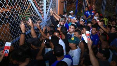 Varias personas con boletos en mano estaban en las afueras del estadio, al final ingresaron usando la fuerza. Video Tomado Moisés Andino.