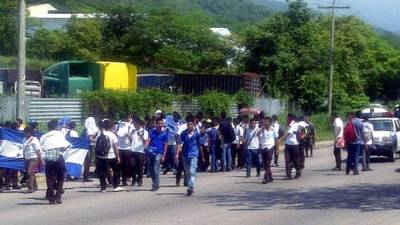 Decenas de estudiantes del Centro Técnico Hondureño Alemán protestaron en las calles este martes en San Pedro Sula.