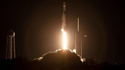 Fotografía de la NASA que muestra el lanzamiento de un cohete Falcon 9 de SpaceX, en el que se pone en marcha la misión del observatorio IXPE.