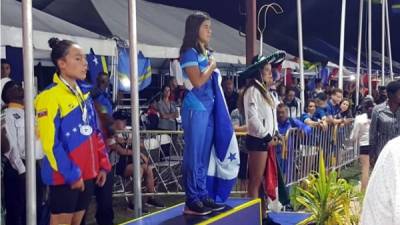 La hondureña Michell Ramírez en la ceremonia de premiación de los 800 libres damas, categoría 15-17.