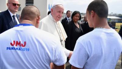El Papa Francisco saluda a los jóvenes detenidos antes de abandonar el centro de detención juvenil Las Garzas en Pacora. AFP