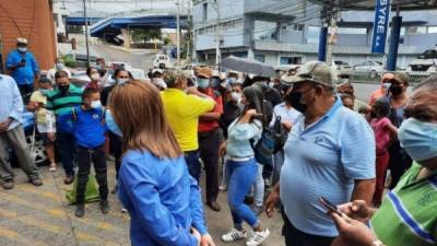 Las protestas frente al CNE fueron concurridas por simpatizantes y precandidatos de Cortés. Foto cortesía: Hoy Mismo