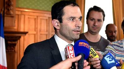 El ministro de Educación francés, Benoît Hamon, se traladó al lugar tras hecho.