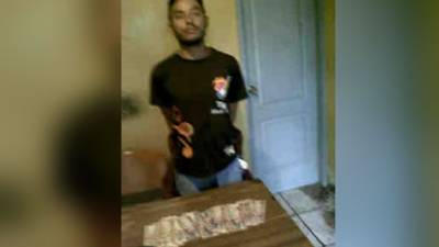 La Policía Nacional detuvo esta tarde a José Correa López por supuestamente quedarse con un dinero que había cobrado de un cheque.