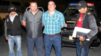 Los supuestos narcotraficantes fueron presentados ante los medios de comunicación guatemaltecos tras ser arrestados en un restaurante.