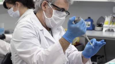 AztraZeneca es el laboratorio que asegura que venderá la vacuna a precio de costo.