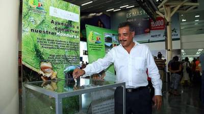 La urna está ubicada en la sala principal de la terminal aérea sampedrana.