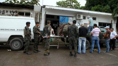 El cuerpo del soldado Yeckson Moisés Acosta fue trasladado a la morgue de La Ceiba, donde agentes del Ministerio Público y de la DNIC hicieron su reconocimiento. fotos: samuel zelaya