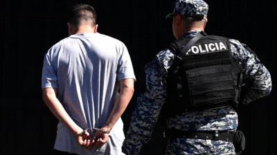 La guerra contra las pandillas en El Salvador ha dejado más de 60,000 supuestos pandilleros detenidos.