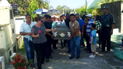 La exreina de belleza fue despedida por sus familiares y amistades este viernes en el cementerio del barrio Mejía de La Ceiba.