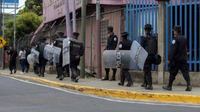 Integrantes de la Policía Nacional nicaragüense patrullan un tramo de la carretera entre Managua y Masaya.
