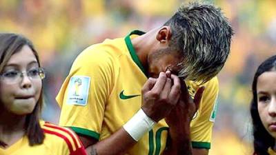 Varios medios captaron el momento en el que Neymar rompió en llanto tras escuchar el canto del himno de los aficionados.