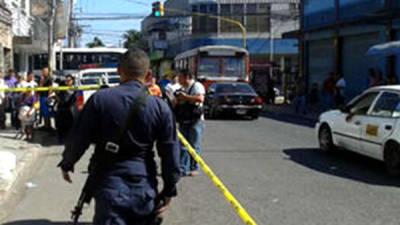 Alrededor de las 8:30 am fue lanzado el cadáver en la calle El Centenario de Comayagüela este domingo.
