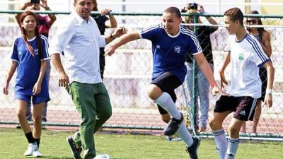 Ronaldo jugó un partido con los juveniles que participan en el torneo inaugurado este lunes en Río de Janeiro.